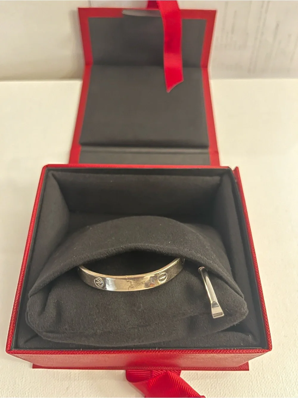 White solid gold 14 k Screw-Detail Bangle. Comes with a signature box. - Picture 11 of 13